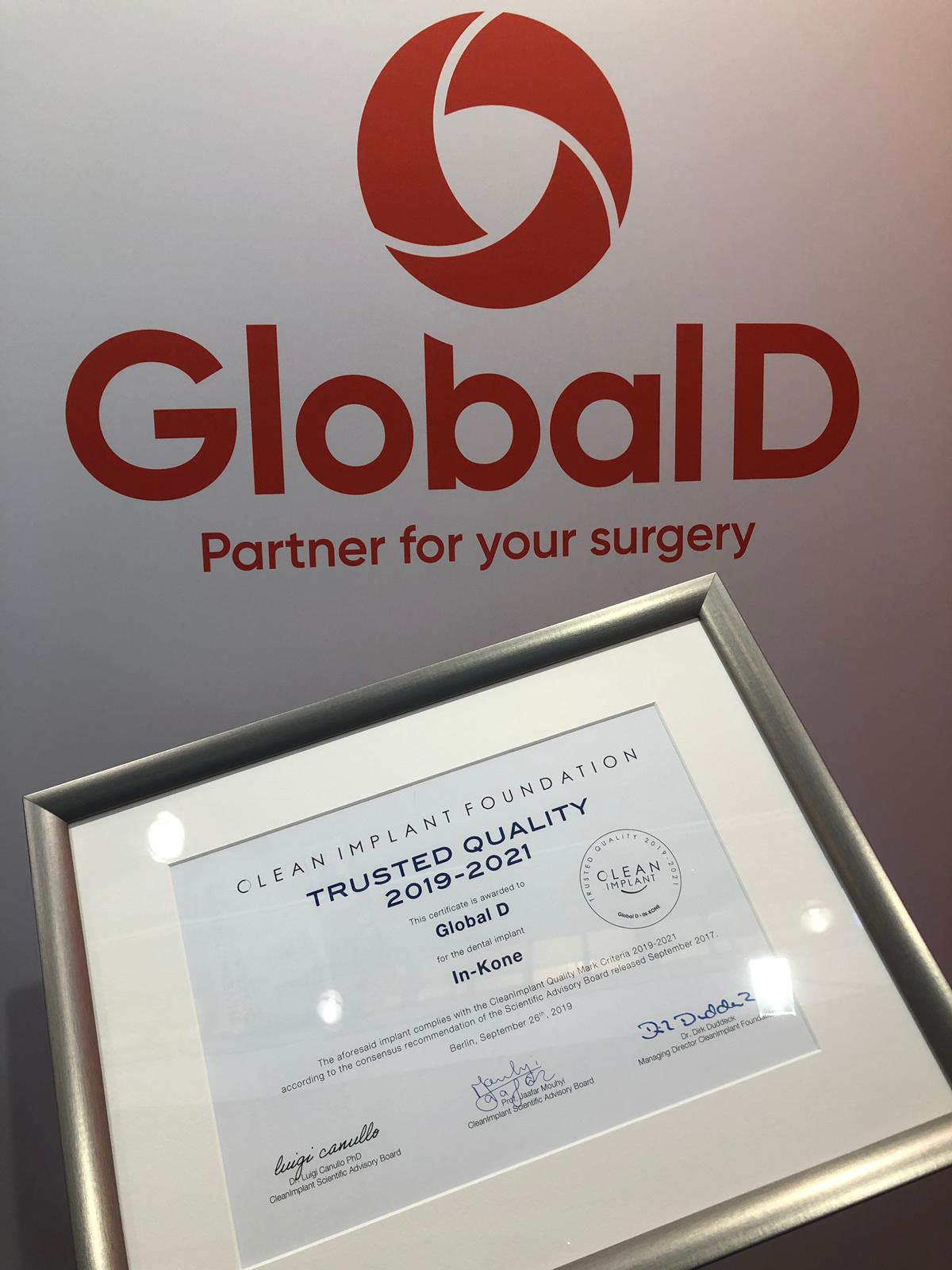Clean Implant Foundation passe au crible l’implant dentaire In-Kone® : Remise du diplôme par le Dr Dirk Duddeck à l'EAO 2019