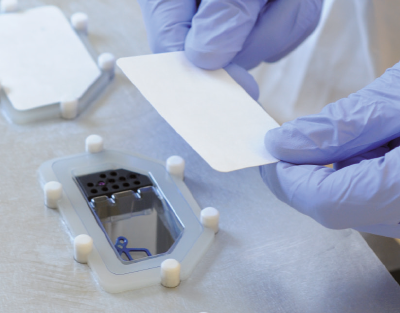 Double blister Easytek pour l'orthodontie qui s’apprête à être operculé